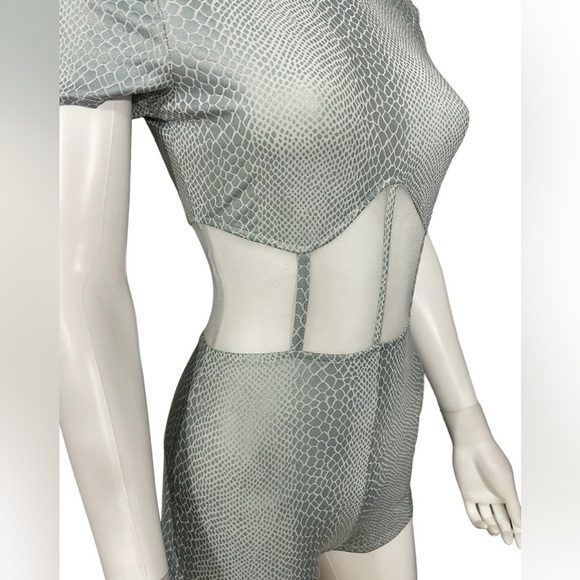 Women Romper Snake Print Mesh Shorts
New - Picture 6 of 8